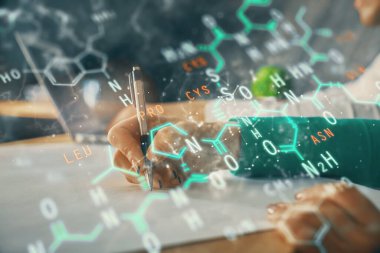 Arka planda not tutanların üzerine formül çizmek iki kat maruz kalmaktır. Eğitim kavramı