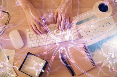 Erkeklerin ellerinin bilgisayar klavyesini ve nöron hologramının çizimlerini yazarken çift pozlama. Üst Manzara. Eğitim kavramı.