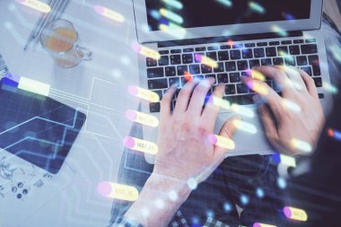 Erkeklerin ellerinin bilgisayar klavyesini ve veri temalı hologram çizimini yazarken çoklu pozlama. Üst Manzara. Teknoloji konsepti.