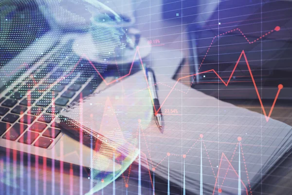 Doble exposición del dibujo gráfico de divisas y escritorio con café y artículos en el fondo de la mesa. Concepto de negociación en el mercado financiero —  Fotos de Stock