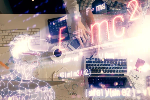 一緒に働く男女の二重露光と式ホログラム図面。コンピュータの背景。トップビュー。教育理念. — ストック写真