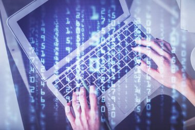 Bilgisayar ve veri temalı hologram çizimlerinde çalışan kadın elleri çift pozlama. Üst Manzara. Teknoloji konsepti.