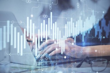 Bilgisayarda ve finansal grafik hologramında yazı yazan kadın ellerine çoklu maruz kalma. Borsa analizi kavramı.