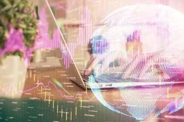 Bilgisayarda ve ön x grafik hologram çiziminde kadın eli yazarken çift pozlama. Borsa yatırım kavramı.