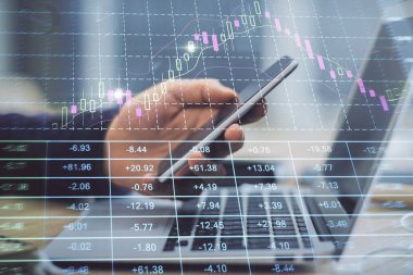 Bir adamın elini tutarken ve bir telefon ve finansal grafik çizimi kullanırken çift pozlama. Analiz kavramı.