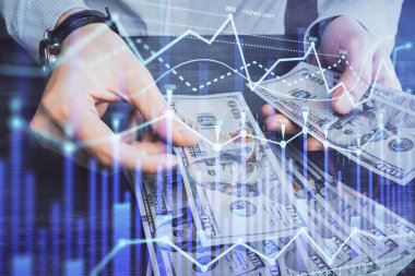 Finansal grafiğe çoklu pozlama hologram, Amerikan dolarları ve insan eli. Analiz kavramı.