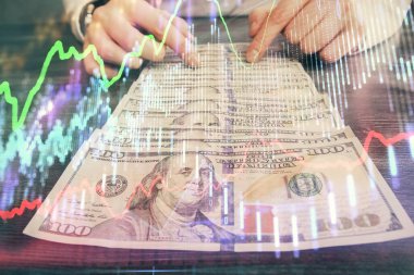 Forx grafiği, hologram, Amerikan dolarları ve insan eli çizimleri. Teknik Analiz kavramı.