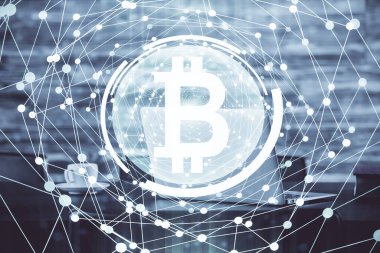 Engelleme zincirine ve kripto ekonomi temalı holograma ve bilgisayar arkaplanlı masaya çoklu maruz kalma. Bitcoin kripto para kavramı.