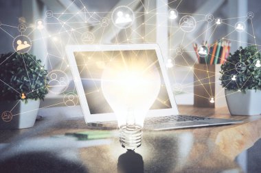 Sosyal ağ hologramıyla birlikte bilgisayar masaüstünde. Çifte maruziyet. Uluslararası insan ilişkileri kavramı.