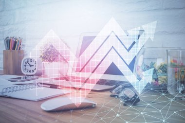 Bilgisayar masaüstünde, okların hologramını gösteriyor. Çifte maruziyet. Başarı kavramı.