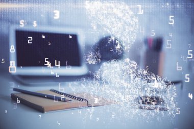 Bilgisayar, teknoloji temalı hologramla birlikte ofiste. Çoklu maruz kalma. Teknoloji kavramı.