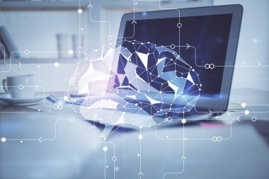 Bilgisayar ve beyin hologramı ile çalışma masasının çoklu açığı. Beyin fırtınası konsepti.