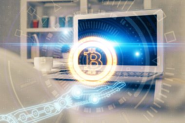 Blockchain temalı holograma ve bilgisayar arkaplanlı masaya çoklu maruz kalma. Bitcoin şifreleme para birimi kavramı.