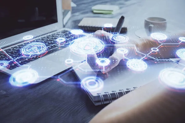 Holograma del tema de la red social sobre las manos de las mujeres escribiendo antecedentes. Concepto de personas internacionales conectan. Doble exposición —  Fotos de Stock