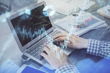 Arka planda bilgisayarda çalışan bir adamla ön x grafiğine iki kez maruz kalıyoruz. Pazar analizi kavramı.