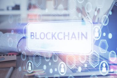 Arka planda bilgisayar üzerinde çalışan bir iş adamıyla engelleme temalı Hud. Kripto zinciri kavramı. Çift pozlama.