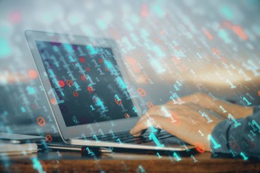 Teknoloji temalı dizüstü bilgisayarda çalışan bir adam. Büyük veri kavramı. Çift pozlama.