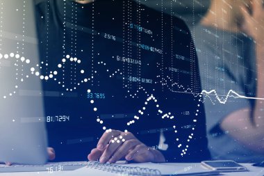 Veri temalı hologramın arka planda bilgisayar üzerinde çalışan bir adamla çoklu pozlandırılması. Yenilik kavramı.