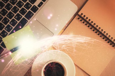Masaüstü arkaplanındaki bilgisayar üzerinden sosyal ağ hologramı çizimleri. Üst Manzara. Çift pozlama.