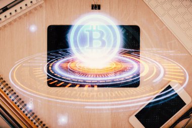 Telefonlu masanın üzerinde iki kat daha fazla engelleme temalı hologram görüntüsü var. Üst Manzara. Kripto teknolojisi kavramı.