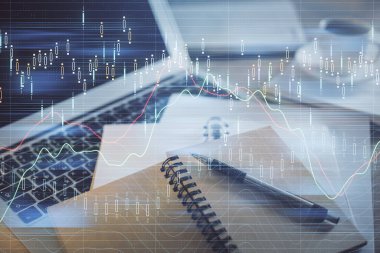 Finans şeması çizimine ve masaüstüne kahve ve masa arkasında eşyalar ile çifte pozlama. Önx piyasa ticareti kavramı