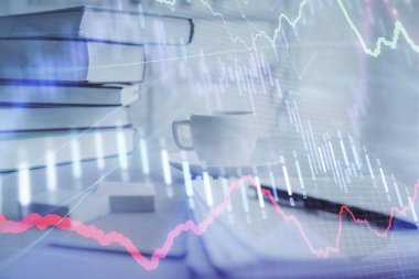 Finans şeması çizimine ve masaüstüne kahve ve masa arkasında eşyalar ile çifte pozlama. Önx piyasa ticareti kavramı