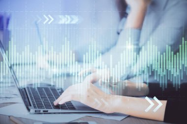 Bilgisayarda ve finansal grafik hologramında yazı yazan kadın ellerine çok maruz kalmış. Borsa analizi kavramı.