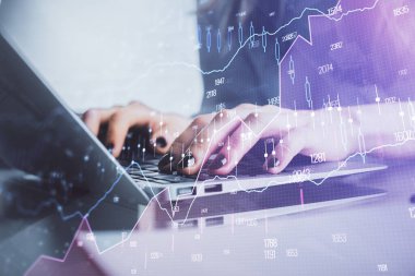 Bilgisayarda ve ön x grafik hologram çiziminde kadın eli yazarken çift pozlama. Borsa yatırım kavramı.