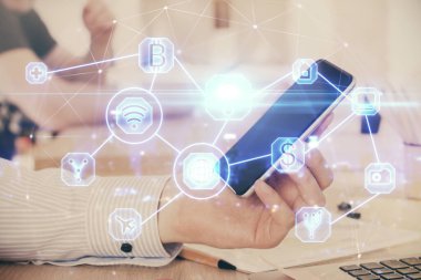 Bir erkeğin elini tutarken ve telefon ve sosyal ağ teması kullanırken çift pozlama.