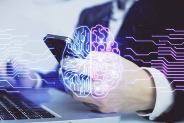 Erkeklerin el ele tutuşup dijital bir cihaz ve beyin hologramı çizimleri kullanırken çift pozlama. Veri kavramı.