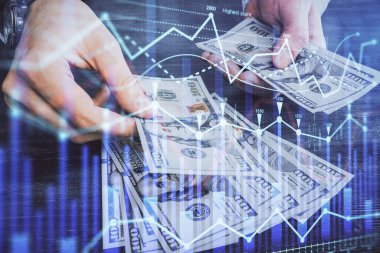 Finansal grafiğe çoklu pozlama hologram, Amerikan dolarları ve insan eli. Analiz kavramı.