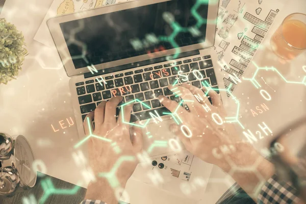 컴퓨터 키보드와 홀로그램 그림을 통해 손으로 타자를 치는 사람들의 이중 노출. 위에서 본 모습. 교육 개념. — 스톡 사진