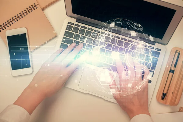 Bilgisayar ve sosyal ağ temalı hologram çizimlerinde çalışan kadın elleri çift pozlama. Üst Manzara. İnsanlar bağlantı konsepti. — Stok fotoğraf