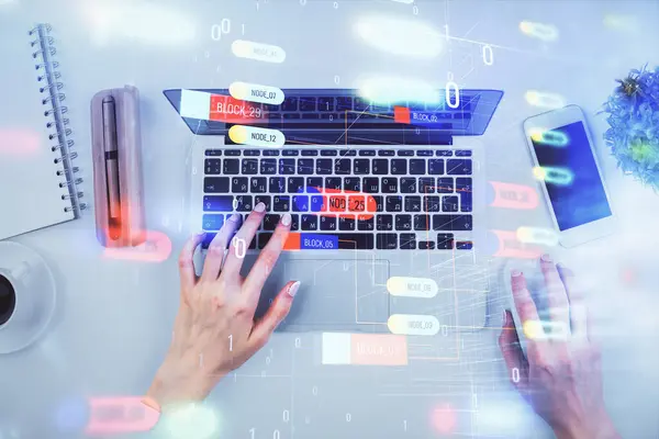 Doble exposición de las manos de las mujeres que trabajan en la computadora y el tema de datos holograma dibujo. Vista superior. Concepto tecnológico. —  Fotos de Stock
