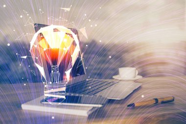 Bilgisayar ofisinde ampul simgesi hologramıyla birlikte. Çoklu maruz kalma. Fikir kavramı.