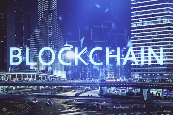 Multi exposición del dibujo del holograma del tema de la criptomoneda y del fondo de la ciudad veiw. Concepto de blockchain y bitcoin. —  Fotos de Stock