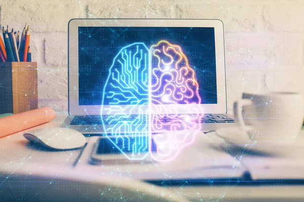 Dubbele blootstelling van de werkruimte met computer en menselijk brein tekenen hologram. Brainstormconcept. — Stockfoto