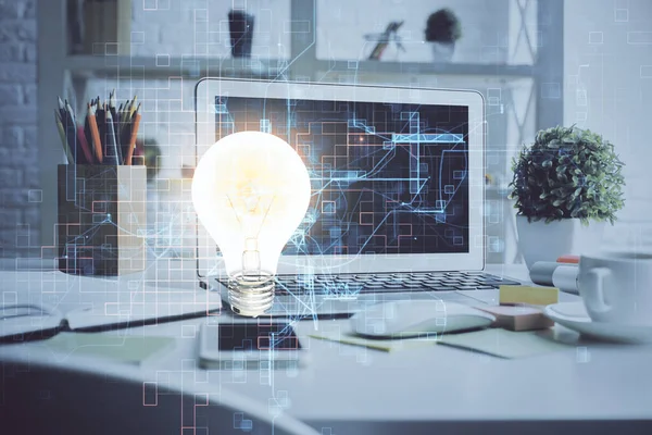 Ordinateur de bureau dans le bureau avec hologramme de l'icône de l'ampoule. Double exposition. Concept d'idée. — Photo