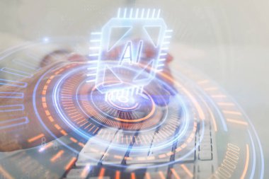 Bilgisayar geçmişi üzerinde çalışan bir adamla çok sayıda teknolojik çizime maruz kalmış. Yenilik kavramı.