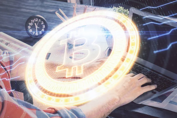 Crypto valuta téma hologram üzletember dolgozik a számítógép a háttérben. A blokklánc fogalma. Többszörös expozíció. — Stock Fotó