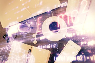 Masaüstü arka planında formül çizimleri olan fizik ve matematik temalı hologram. Üst Manzara. Çoklu maruz kalma. Eğitim kavramı.