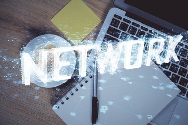 Çalışma masası arkaplanının üstünde bilgisayarla hologram çizen veriye çifte maruz kalma. Ai kavramı.