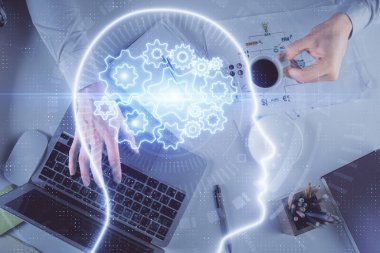 Bilgisayar klavyesini ve beyin hologramı çizimlerini yazarken çift pozlama. Üst Manzara. Ai ve veri teknolojisi kavramı.