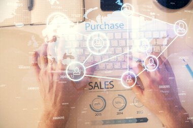 Erkeklerin ellerinin bilgisayar klavyesini ve sosyal ağ temalı hologram çizimlerini yazarken çift pozlama. Üst Manzara. İnsanlar web konseptini bağlar.