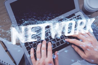 Erkeklerin ellerinin bilgisayar klavyesini ve veri temalı hologram çizimini yazarken çoklu pozlama. Üst Manzara. Teknoloji konsepti.