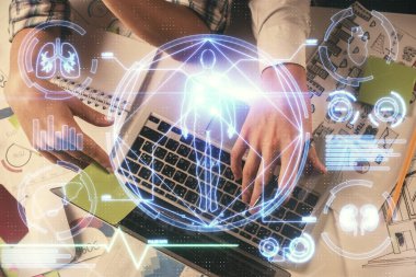 Kadın ve erkeğin birlikte çalışması ve eğitim temalı hologram çizimi. Bilgisayar arkaplanı. Üst Görünüm.