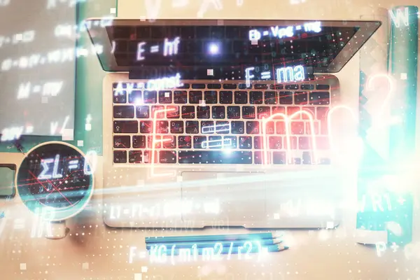 Fizika és matematika téma hologram képletrajzokkal számítógép felett az asztali háttérben. Első látásra. Többszörös expozíció. Az oktatás fogalma. — Stock Fotó