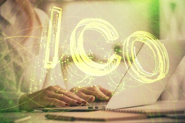 Bilgisayarda ve kripto piyasa temalı hologram çizimlerinde kadın elinin çifte pozu. Engelleme zinciri kavramı.