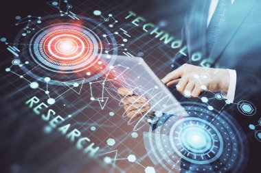 Erkeklerin el ele tutuşup dijital bir cihaz ve veri temalı hologram çizimi kullanırken çift pozlama. Teknoloji konsepti.