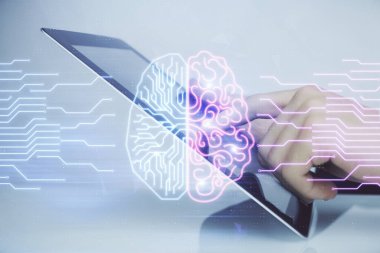 Erkeklerin el ele tutuşup dijital bir cihaz ve beyin hologramı çizimleri kullanırken çift pozlama. Veri kavramı.